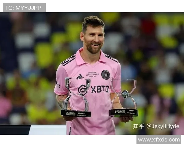 梅西荣膺世界足球先生专属球星卡展示助力球迷收藏梦想