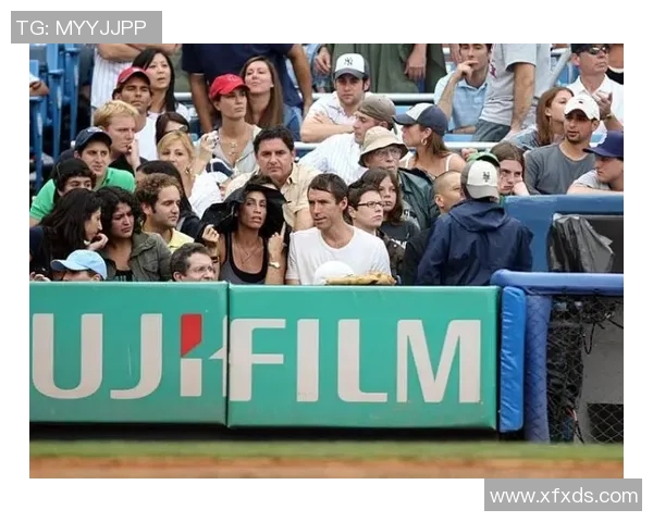 街头偶遇世界级足球巨星引发热议球迷合影场面火爆